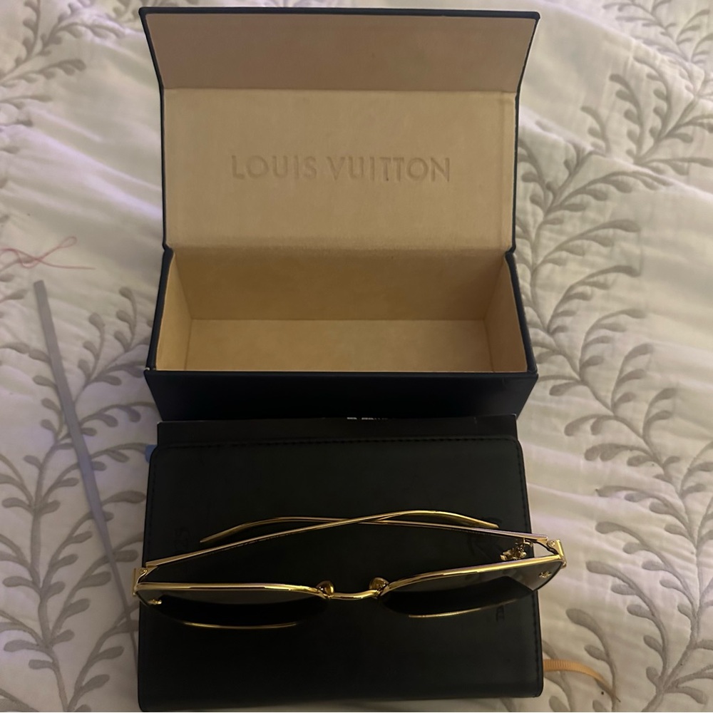 Louis Vuitton Gold and Black Cat Eye Sunglasses
With beautiful little charm . - Picture 5 of 9